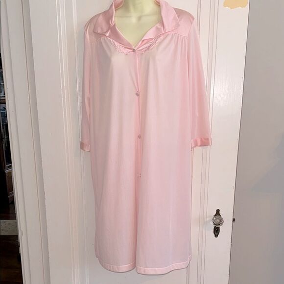 Vanity Fair Pink Nylon Short Robe  with 3/4 sleeves with Floral embellishments - Picture 1 of 8